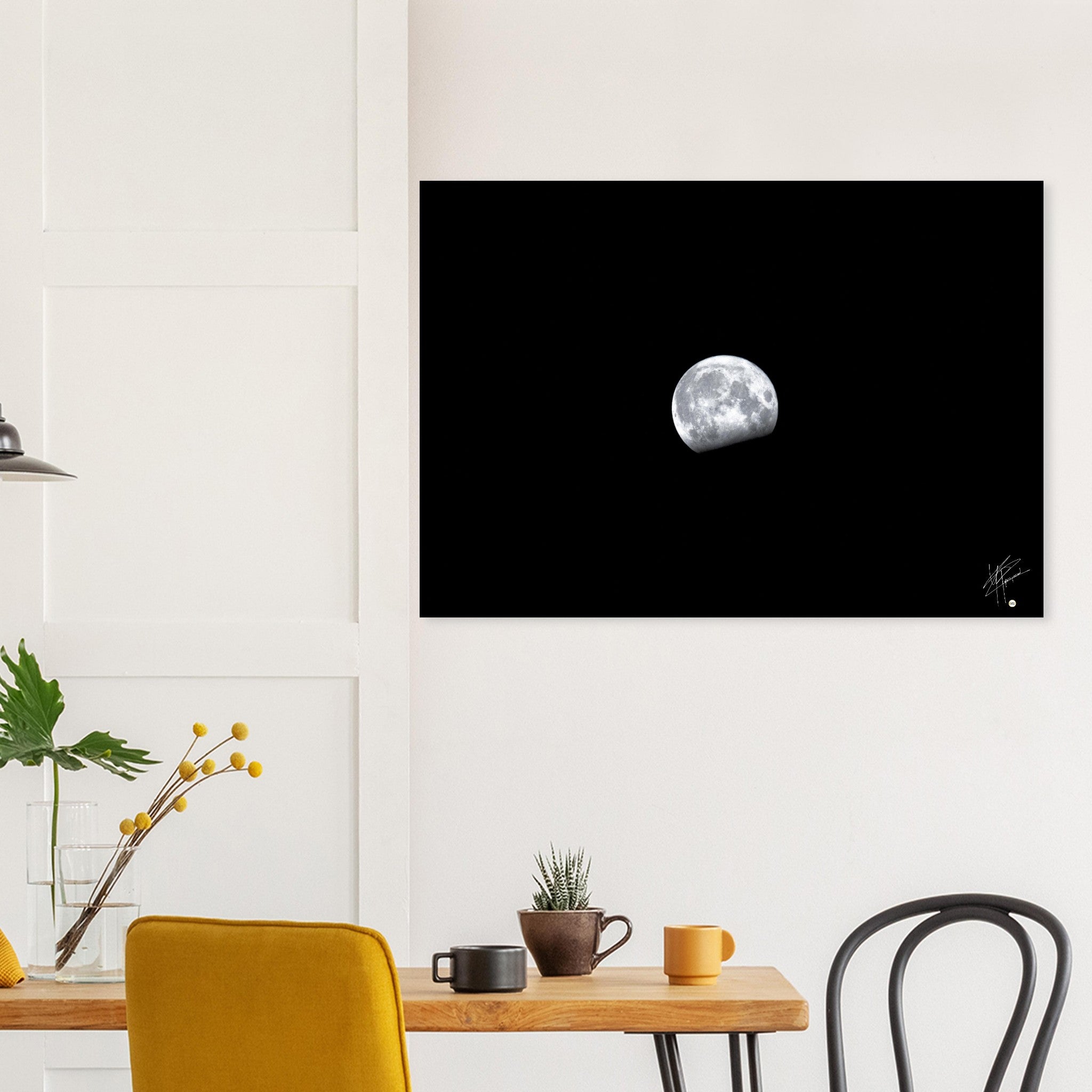 Image détaillée de la Lune, imprimée sur un tableau en aluminium DIBOND® haut de gamme, mettant en évidence chaque cratère et aspect de notre satellite naturel.