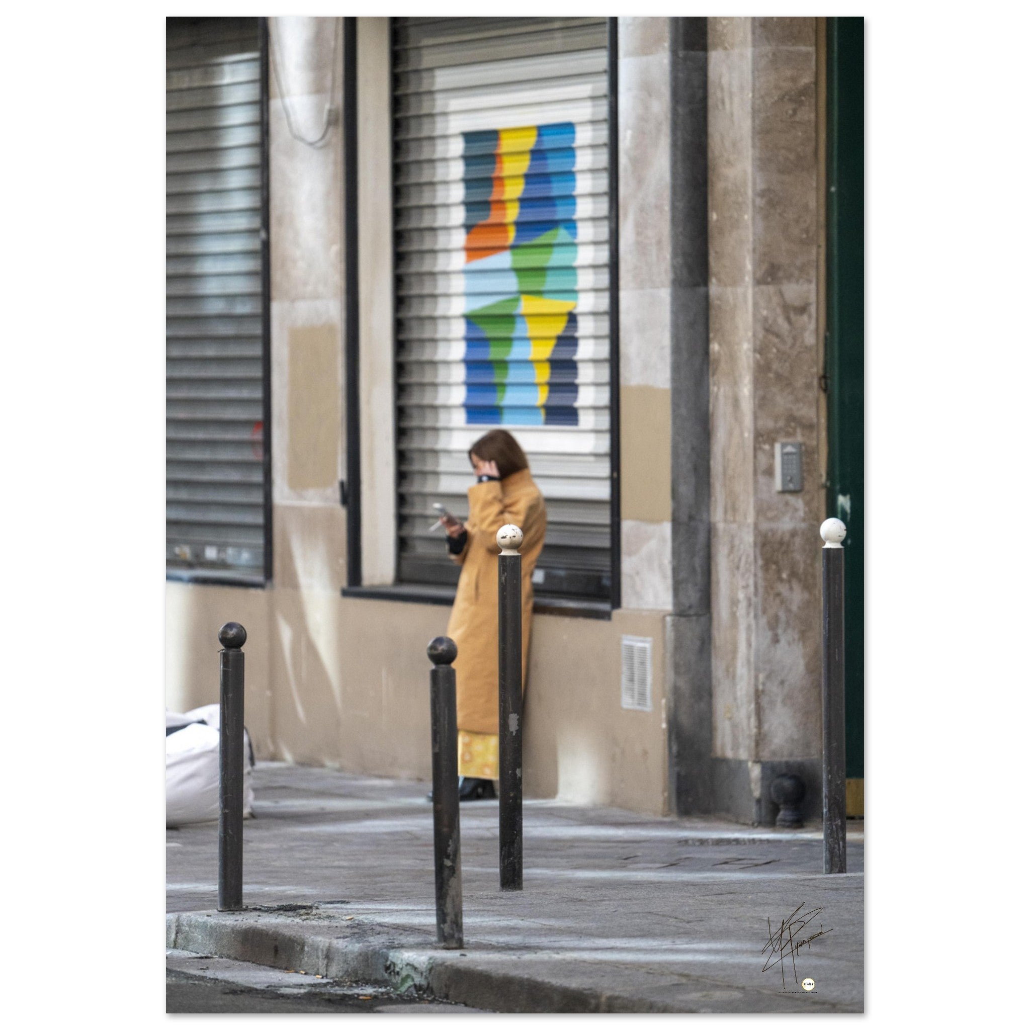 Photographie d'art métallique 'Un mal pour un bien', montrant une scène de rue poignante imprimée sur aluminium DIBOND® de haute qualité.