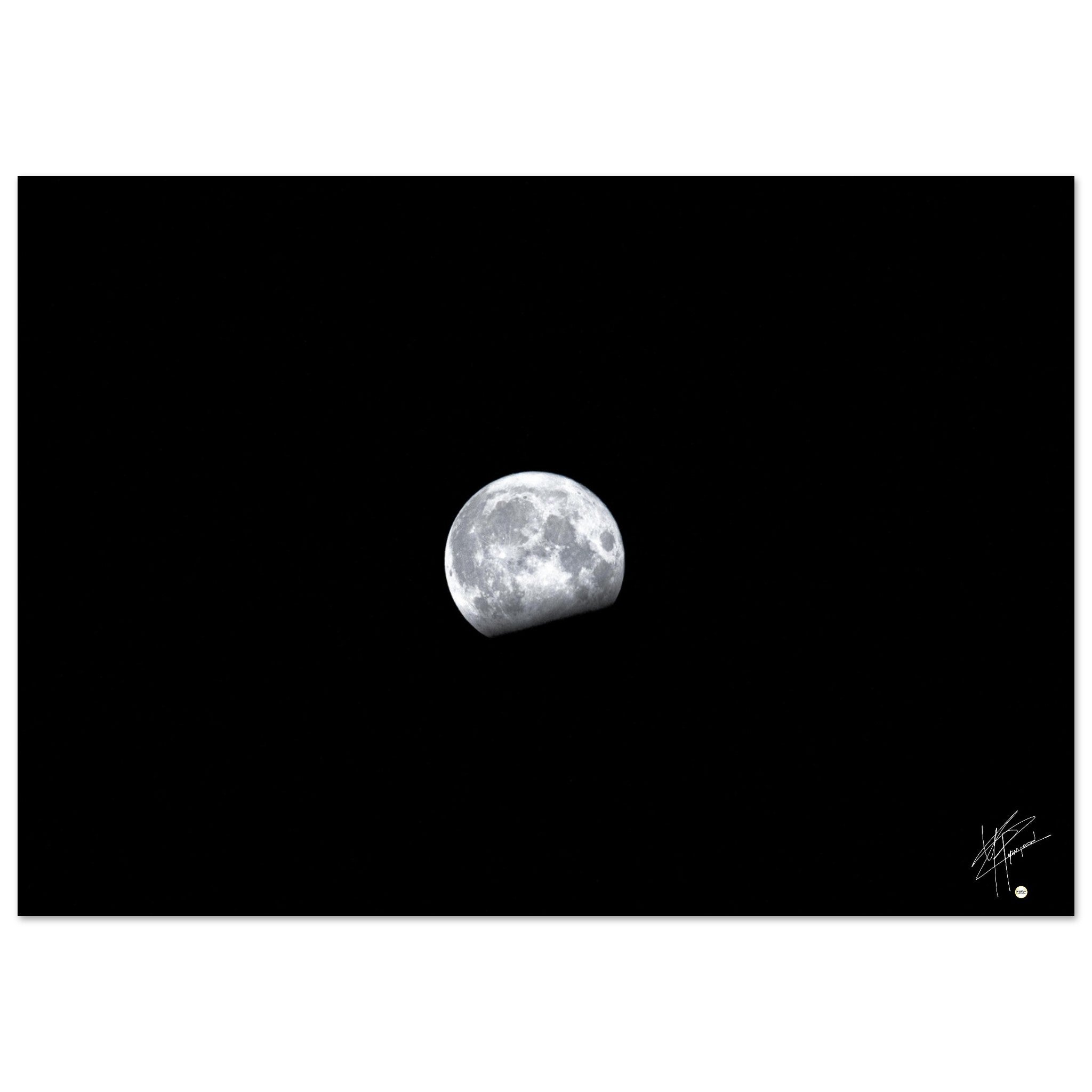 Image détaillée de la Lune, imprimée sur un tableau en aluminium DIBOND® haut de gamme, mettant en évidence chaque cratère et aspect de notre satellite naturel.