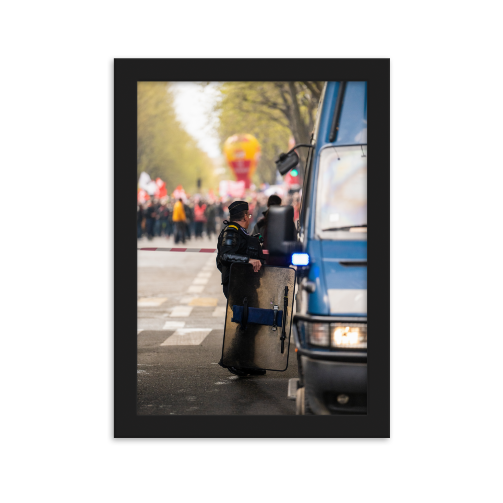 Poster mural - Gendarmerie mobile – Photographie de rue manifestation pacifique à Paris – Poster photographie, photographie murale et des posters muraux unique au monde. La boutique de posters créée par Yann Peccard un Photographe français.