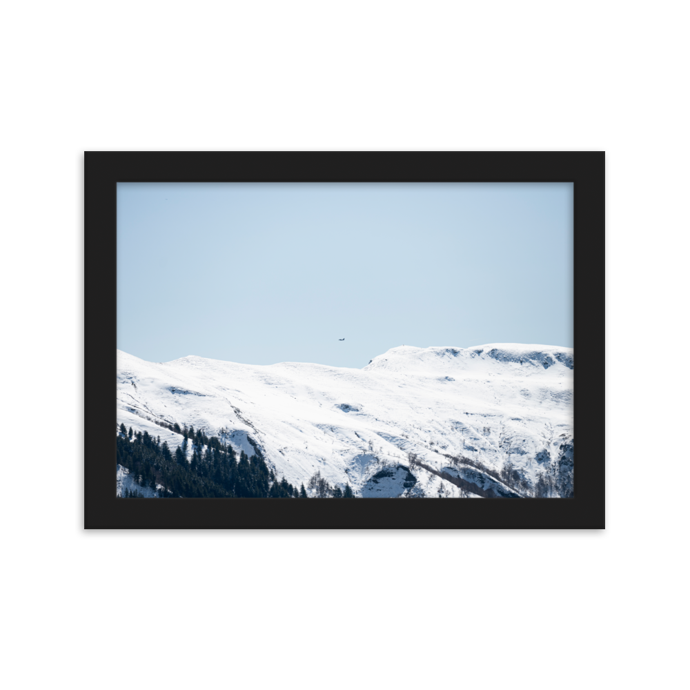 Poster - Le Rafale– Photographie d'avion de chasse au dessus des montagnes du Cantal – De la photographie murale et des posters unique au monde. La boutique de posters créée par Yann Peccard un Photographe français.