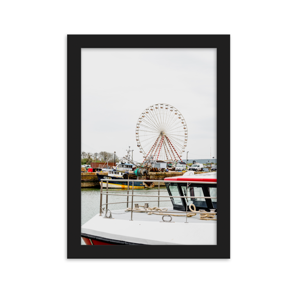 Poster de la photographie de la grande roue de Honfleur avec des bateaux en premier plan.