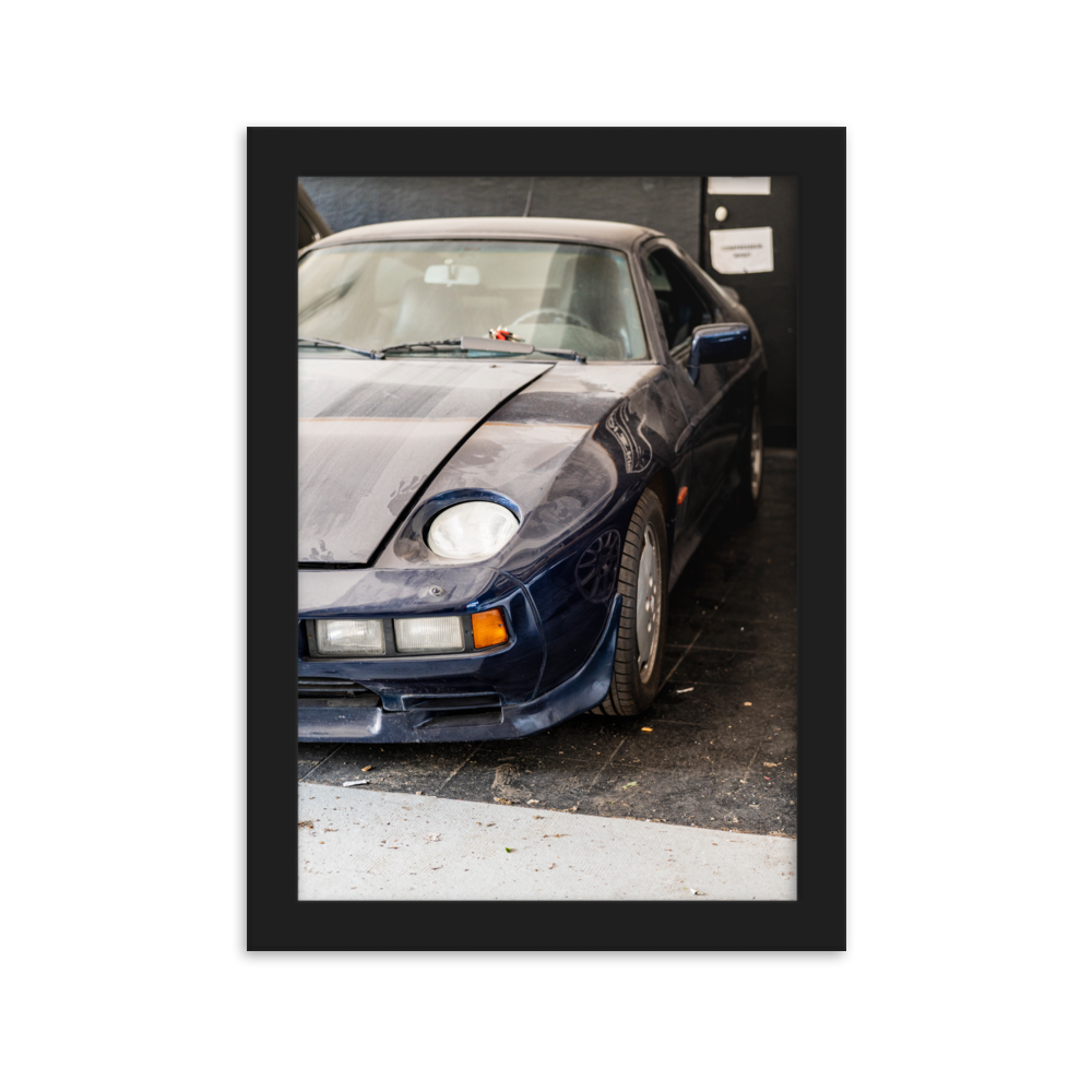 Poster d'une photographie d'une Porsche 928 poussiéreuse stationnée dans un coin discret.