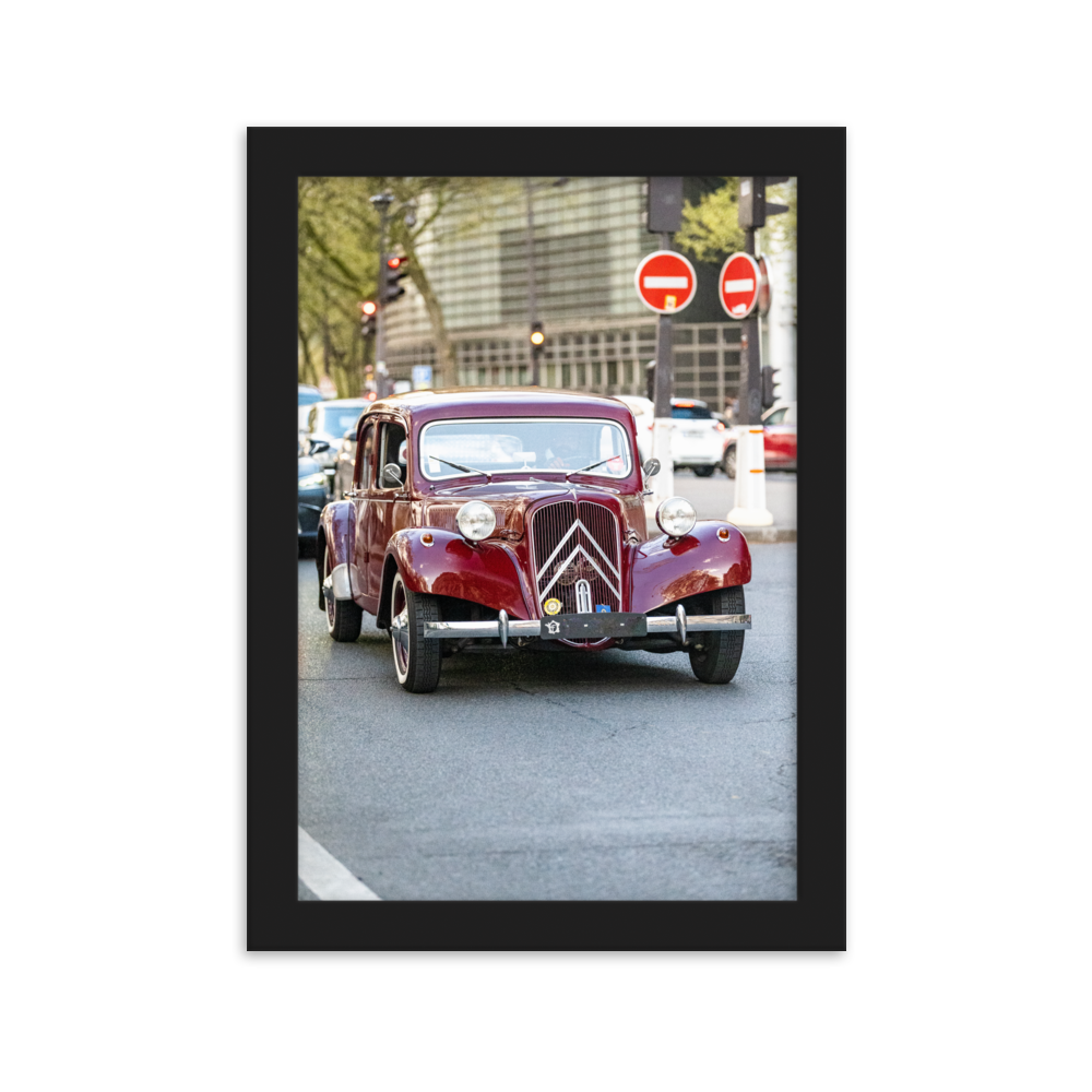 Poster de photographie d'une Citroën Traction Avant bordeaux stationnée dans les rues de Paris, près de l'Institut du Monde Arabe.