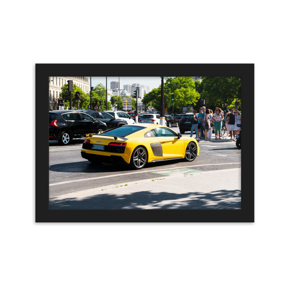 Poster d'une belle voiture de sport jaune Audi R8 V10 avec une touche de carbone.