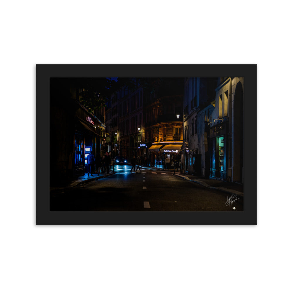 Photographie nocturne de la 'Rue Bonaparte' à Paris, capturant l'essence urbaine du 6ème arrondissement. Poster encadré et signé, reflétant le charme parisien authentique.