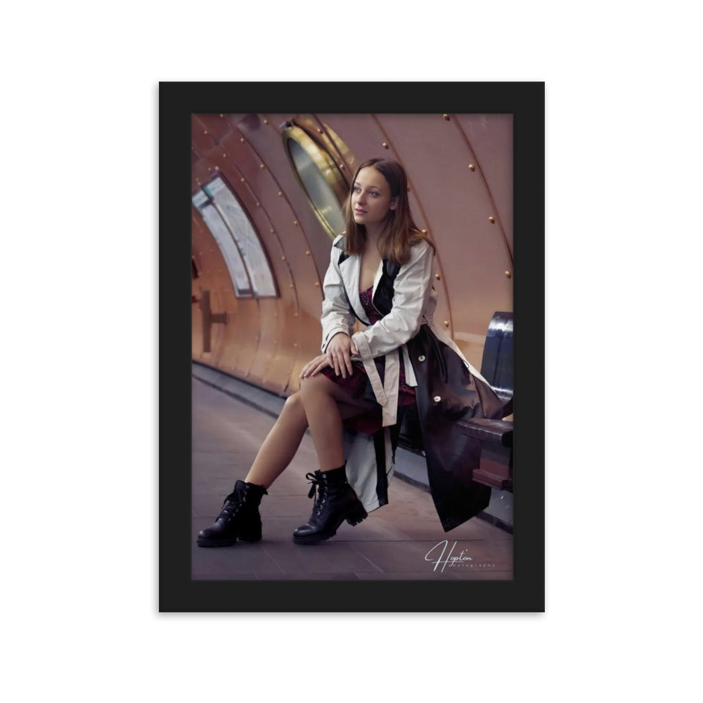 Photographie 'La Jeune Femme du Métro' par John Rocha (HoptonPhotography), montrant une jeune femme assise dans le métro parisien, incarnant la tranquillité dans l'agitation de la vie urbaine.