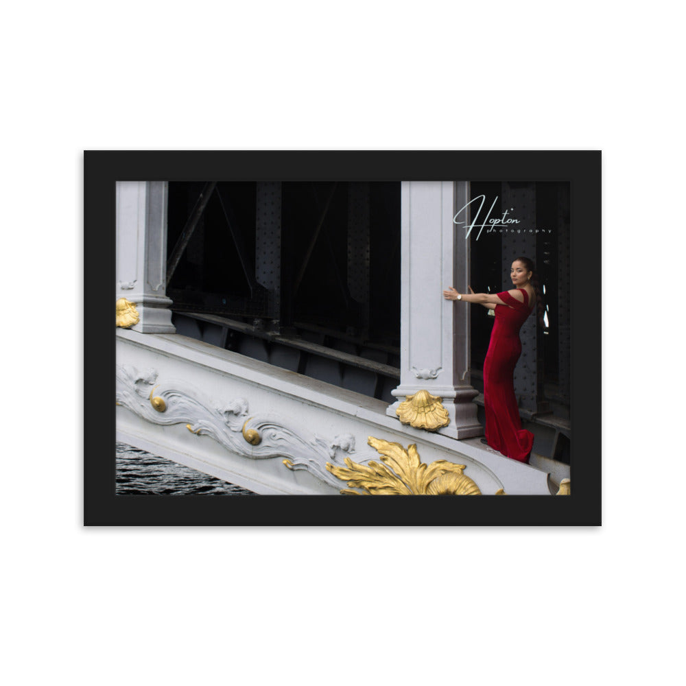 Photographie 'Audace' par John Rocha (HoptonPhotography), représentant Aurélie en robe rouge sur un pont parisien, symbolisant l'équilibre entre la rébellion et l'élégance.