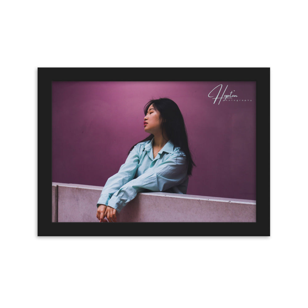 Portrait doux de Melynda par Hopton Photography, encadré avec élégance, illustrant une célébration subtile des couleurs et de la sérénité.