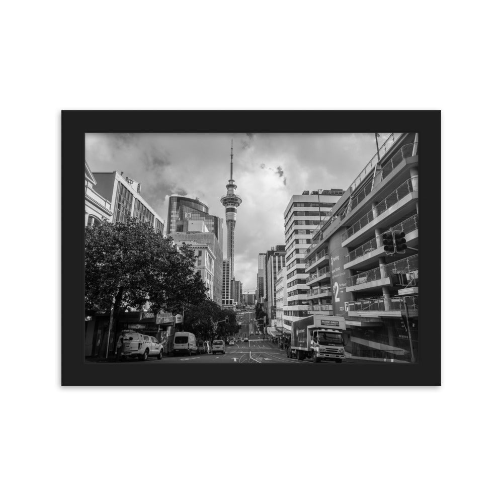 Photographie noir et blanc 'Auckland' par Charles Coley, dépeignant une rue d’Auckland dans une scène quotidienne, mélangeant architecture et éléments urbains pour une œuvre à la fois dynamique et intemporelle.