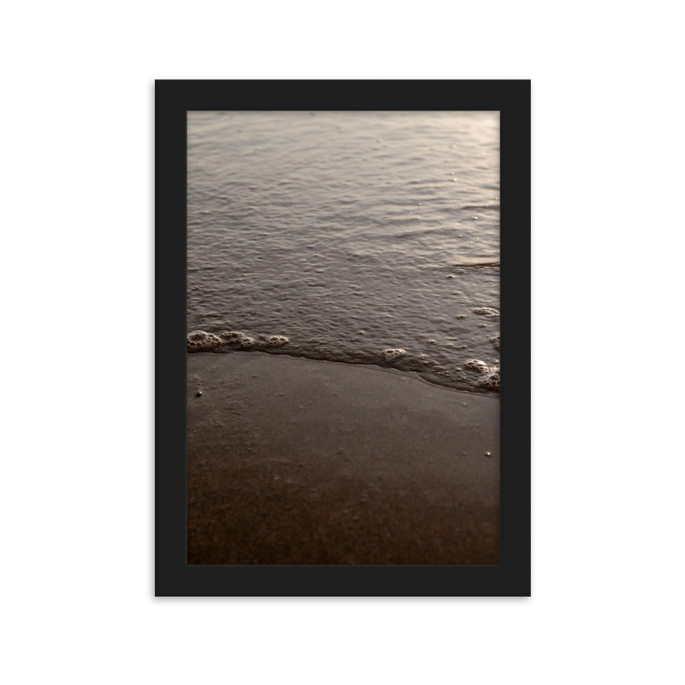 Photographie 'Dorure Sableuse' par Yann Peccard, illustrant un paysage côtier avec des vagues douces sur le sable, encadrée pour une exposition artistique chez vous.