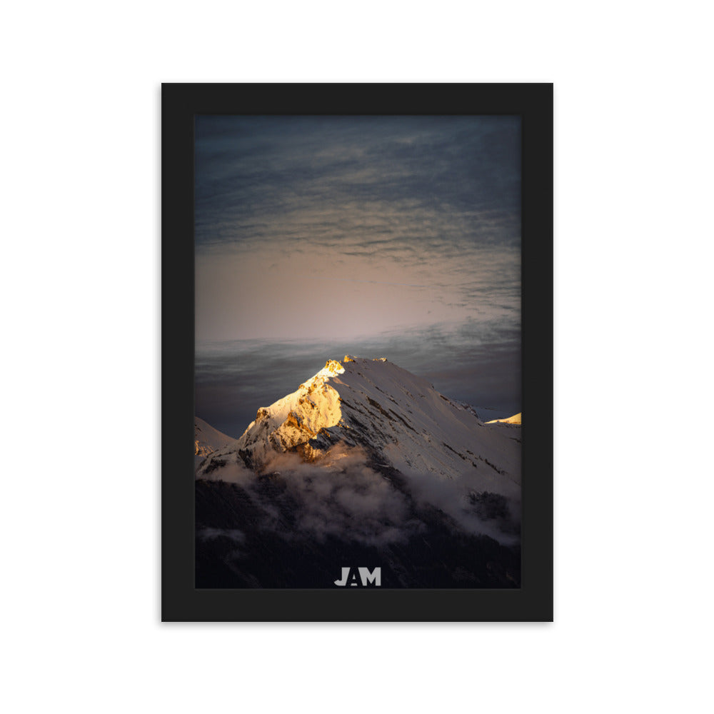 Photographie artistique 'Sommet Enneigé et Nuages' par Julien Arnold Movie, capturant la rencontre majestueuse entre montagnes enneigées et nuages, encadrée pour une élégance intemporelle.