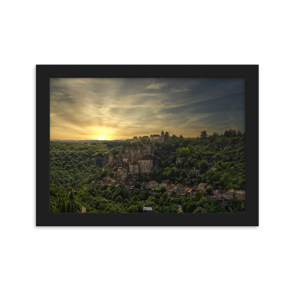 Photographie 'Rocamadour' par Henock Lawson, montrant la cité médiévale baignée dans la lumière du coucher de soleil, évoquant nostalgie et beauté.