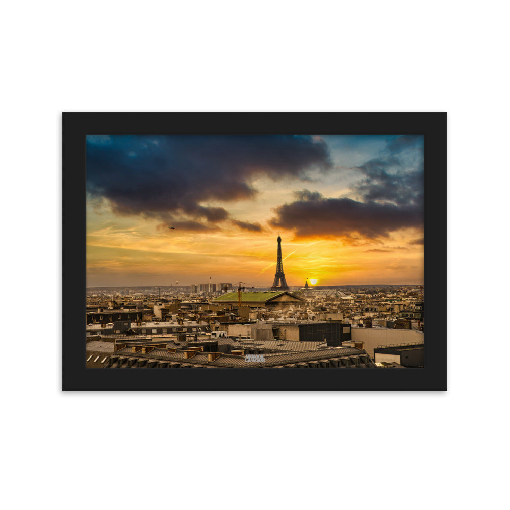Photographie capturant un coucher de soleil enchanteresse à Paris avec la silhouette de la Tour Eiffel, prise par Henock Lawson, illustrant la magie de la ville au crépuscule.