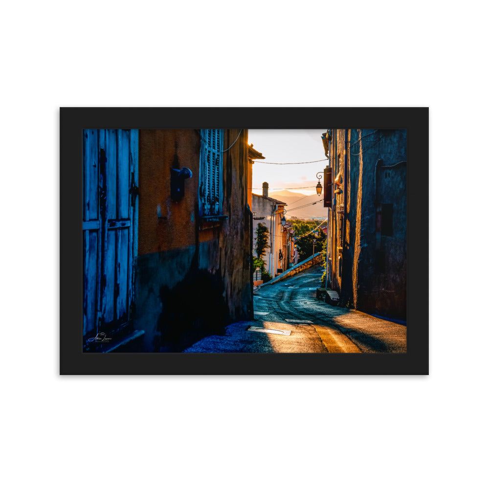 Photographie d'un matin paisible dans les rues pavées de Cuers, capturée par Adrien Louraco, illustrant la lumière dorée matinale sur les maisons provençales.