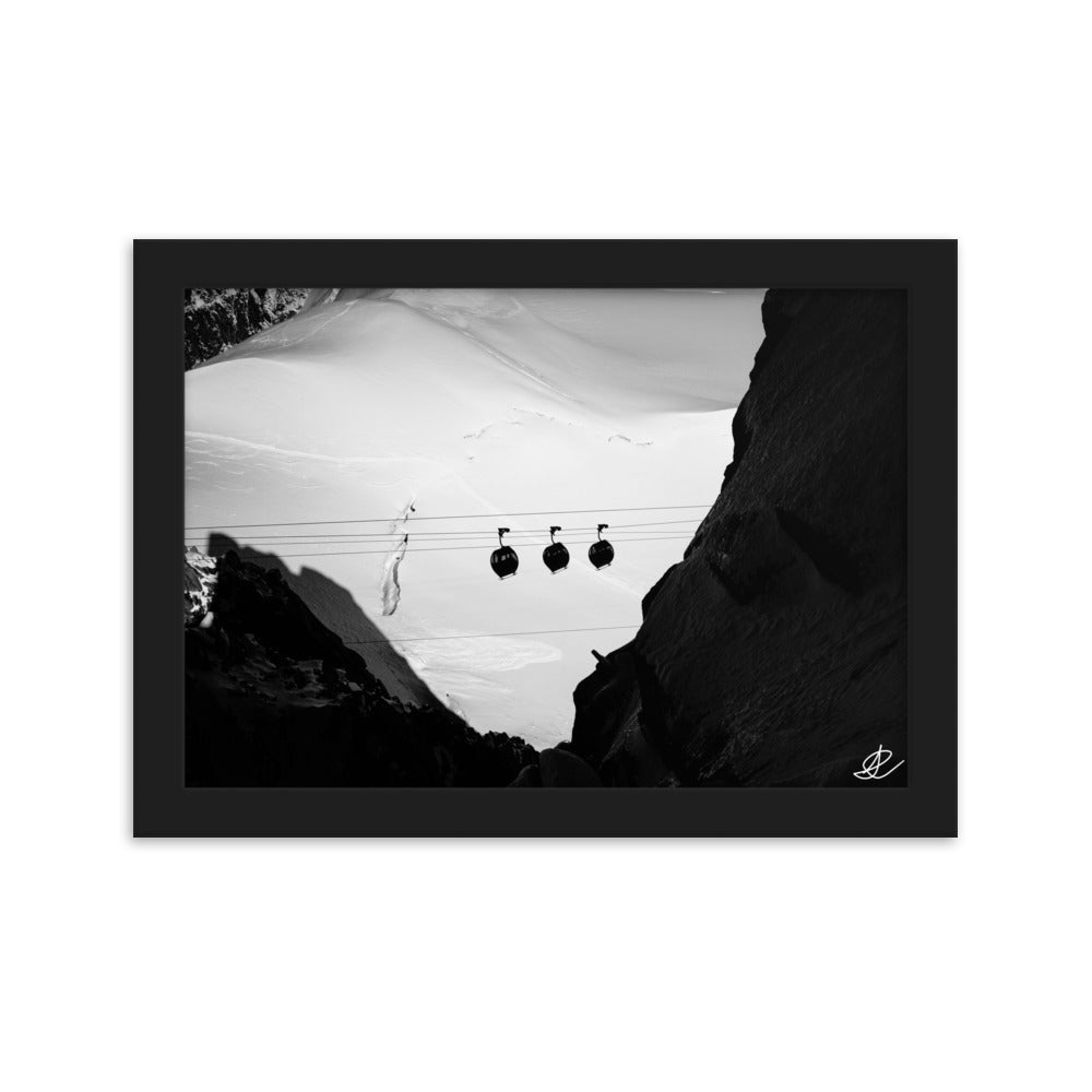 Photographie en noir et blanc de trois funiculaires traversant la montagne, capturée par Ilan Shoham, évoquant l'ambiance vintage et le charme des voyages alpins.