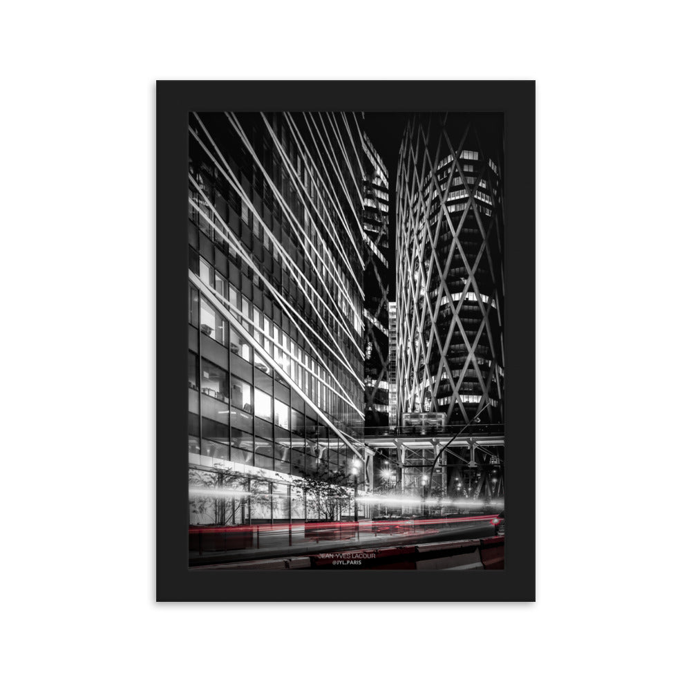 Poster "Voiture Pressée à la Défense" par Jean-Yves Lacour, illustrant la vitalité urbaine avec des traînées de lumière, idéal pour les amateurs de photographie de ville dynamique.