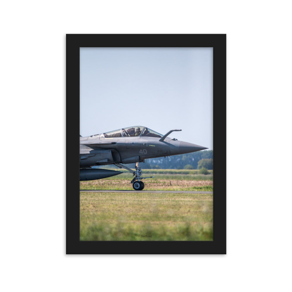 Photographie d'un avion de chasse Rafale sur la piste avec son pilote, capturée par Yann Peccard, mettant en avant la puissance et l'élégance de l'aviation militaire.