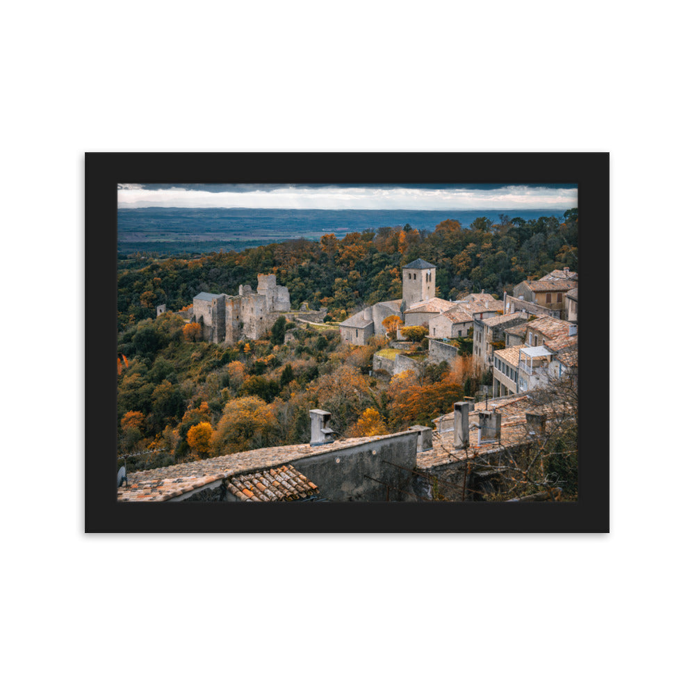 Photographie d'un village médiéval automnal, capturée par Adrien Louraco, offrant une vue pittoresque qui allie histoire et nature dans un cadre élégant.