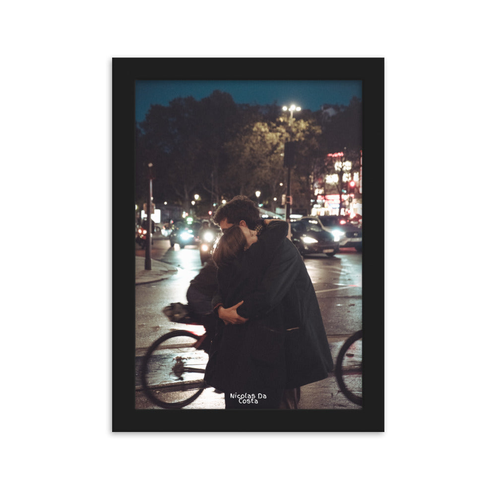 Poster encadré "Étreinte Urbaine" par Nicolas Da Costa, montrant une scène romantique en milieu urbain, idéal pour ceux qui cherchent à capturer l'essence de la connexion humaine.