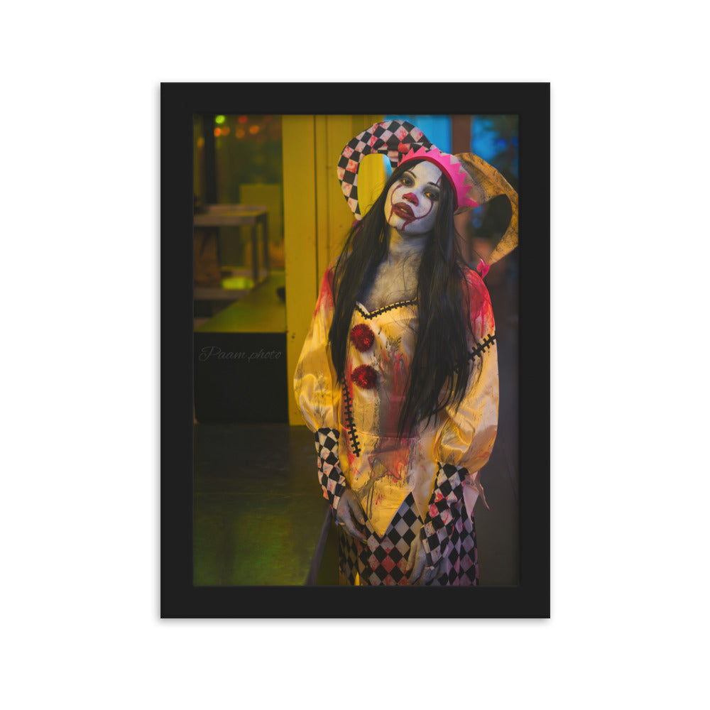 Photographie d'une figure clownesque célébrant Halloween, par Paam.Photo, avec des couleurs vives et un fond de lumières urbaines, évoquant une fête macabre.