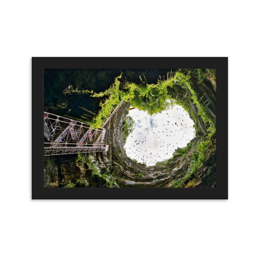 Photographie du poster "Vue du ciel" de Henock Lawson, montrant une gorge naturelle avec un ciel ouvert encadré par la végétation et les rochers.