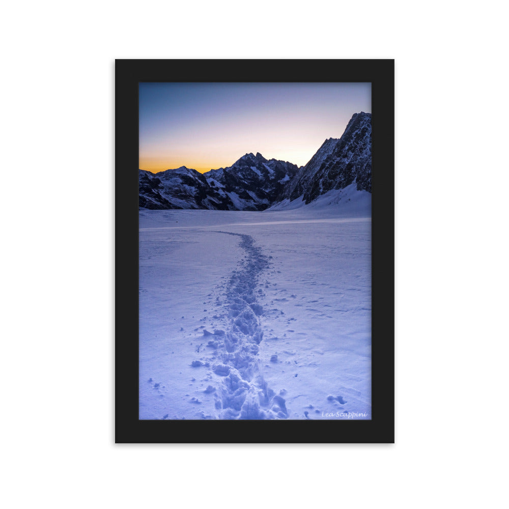 Poster "Glacier Blanc" de Léa Scappini, montrant l'aube éclairant les sommets enneigés avec une trace de pas dans la neige.