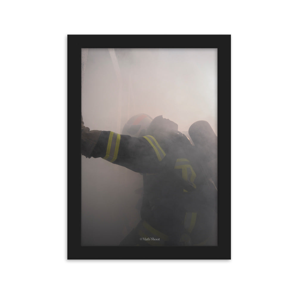 Poster "Détermination" de Math_Shoot FR, montrant un pompier dans un environnement enfumé, symbolisant le courage et l'héroïsme.