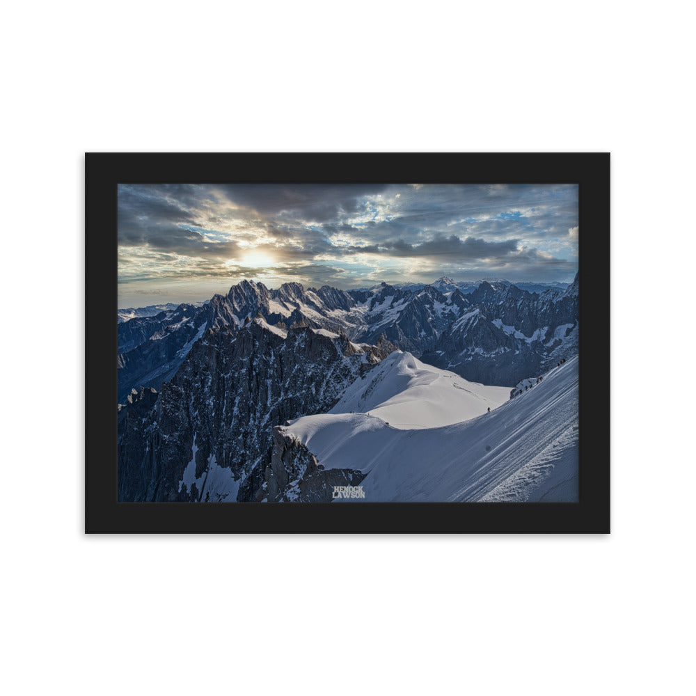 Poster "L'Éveil des Titans" par Henock Lawson, illustrant une aube hivernale dans les Alpes.