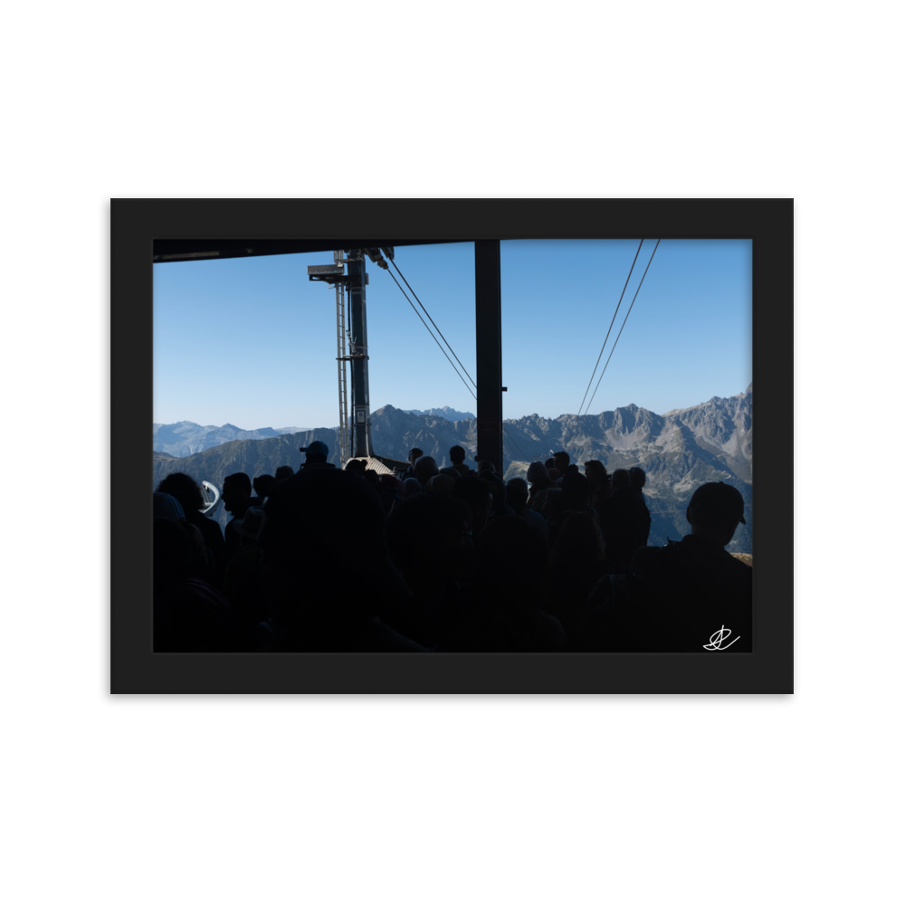 Photographie artistique des montagnes dans le poster "Vers les Sommets", évoquant la grandeur de la nature et l'esprit d'aventure.