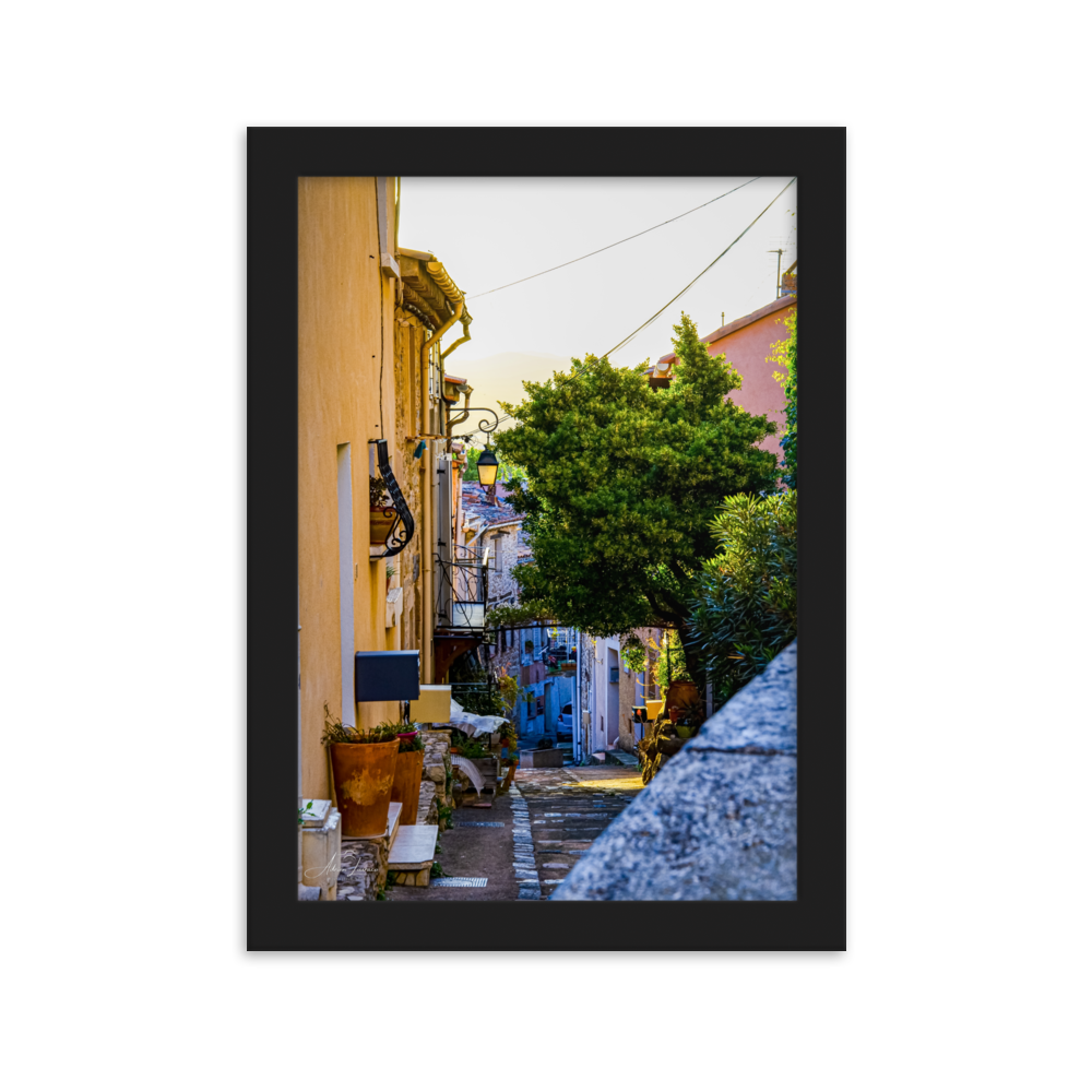 Poster coloré "Rue de Cuers" montrant une rue pittoresque d'un village provençal, baignée de soleil et d'ambiance méditerranéenne.