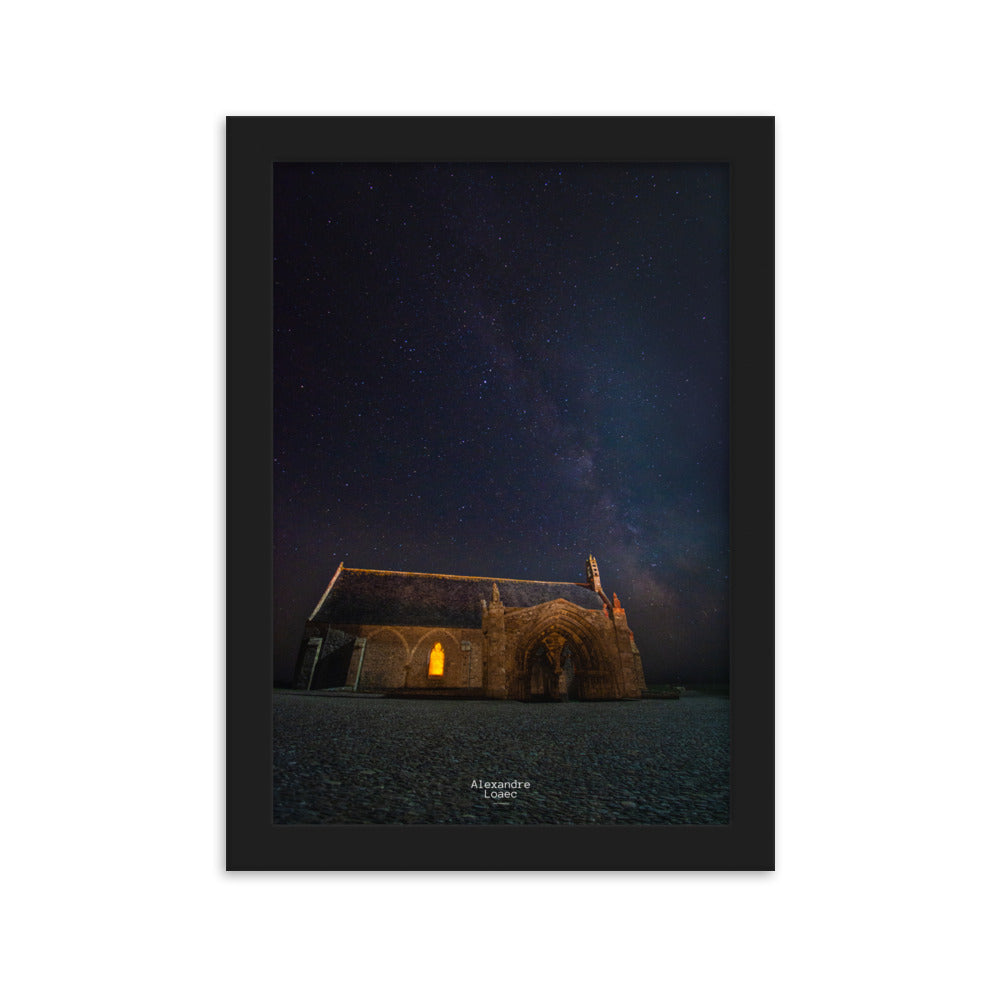 Poster captivant "Notre-Dame des Grâces sous les cieux", montrant l'ancienne église de St-Mathieu dans le Finistère, un joyau d'architecture et d'histoire.