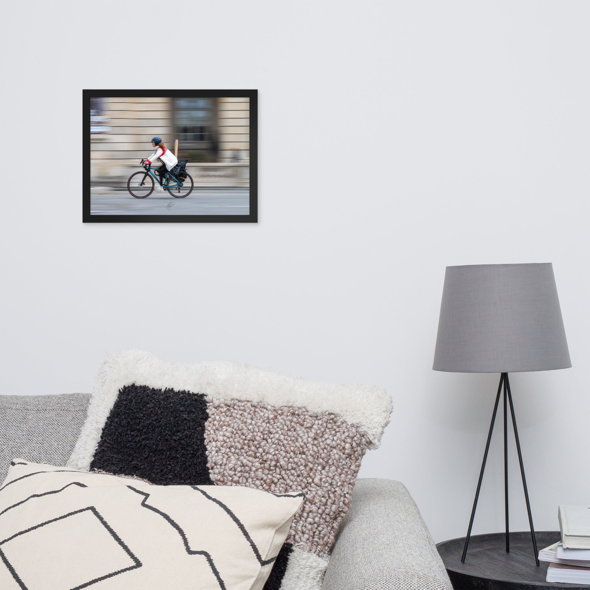 Cycliste en mouvement sur une rue urbaine avec un effet de filet, rendant l'arrière-plan flou et le sujet en nette mise au point.