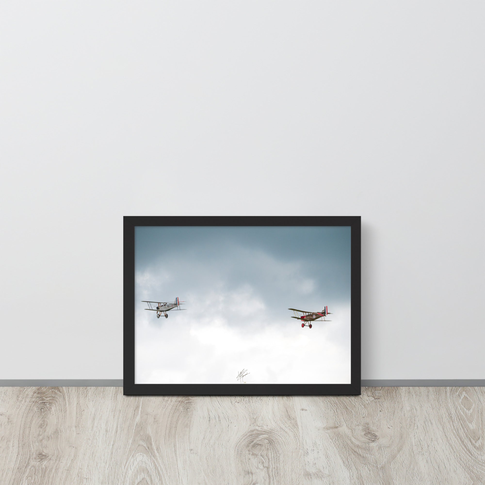 Deux avions de combat de la Première Guerre Mondiale s'élevant contre un ciel gris-blanc, encapsulant l'héroïsme de l'époque. Poster encadré de haute qualité signé 'Tagazou'.