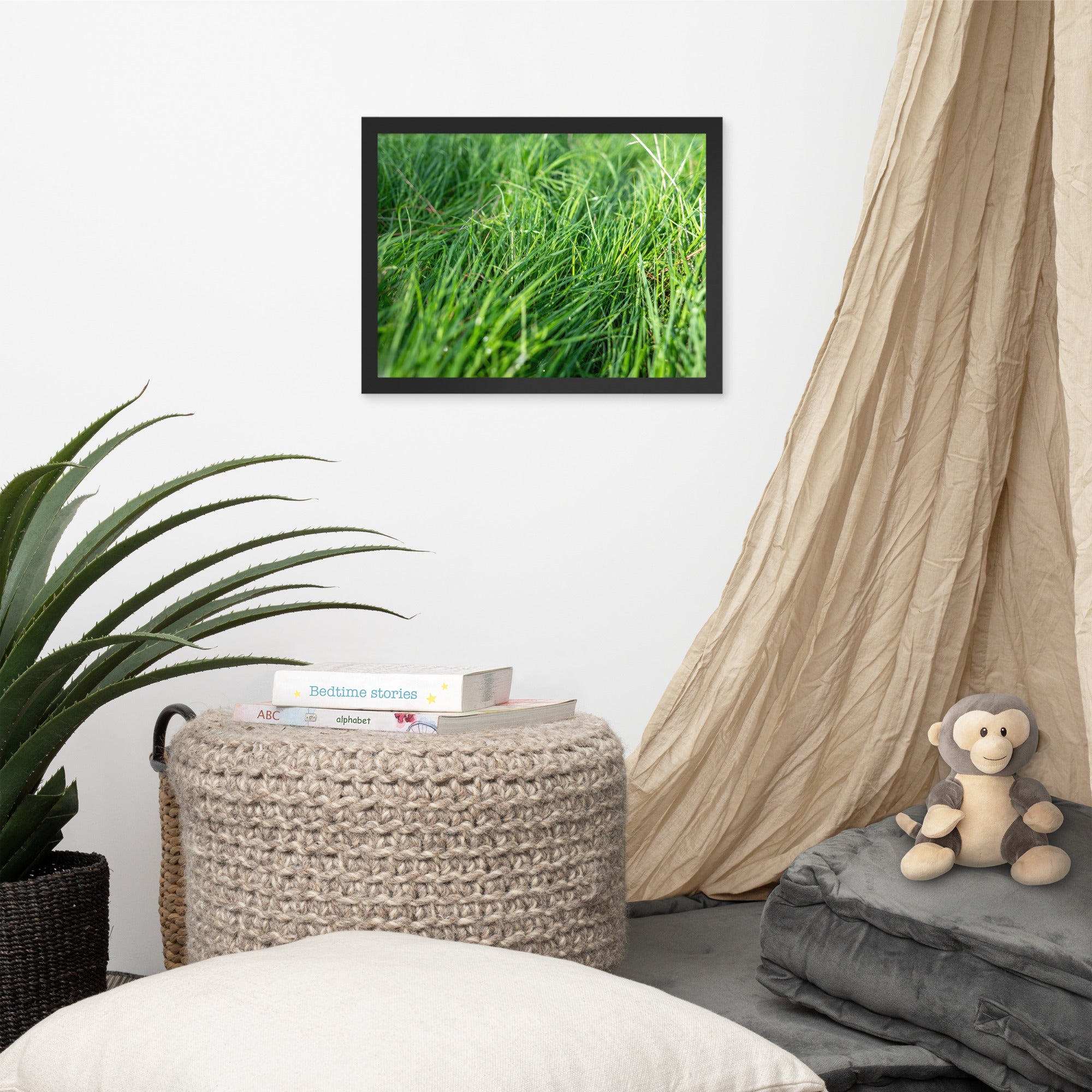 Photographie de 'Le Vent', montrant de l'herbe verte inclinée par une brise légère, encadrée dans un cadre en bois élégant.