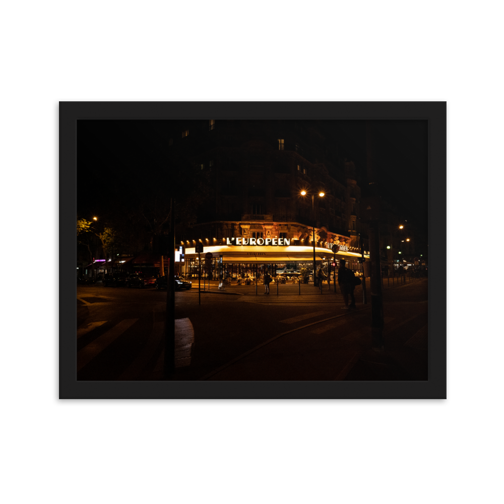 Poster mural et affiche - La terrasse du restaurant – Photographie de nuit d'une terrasse parisienne – Poster photographie, photographie murale et des posters muraux unique au monde. La boutique de posters créée par Yann Peccard un Photographe français.