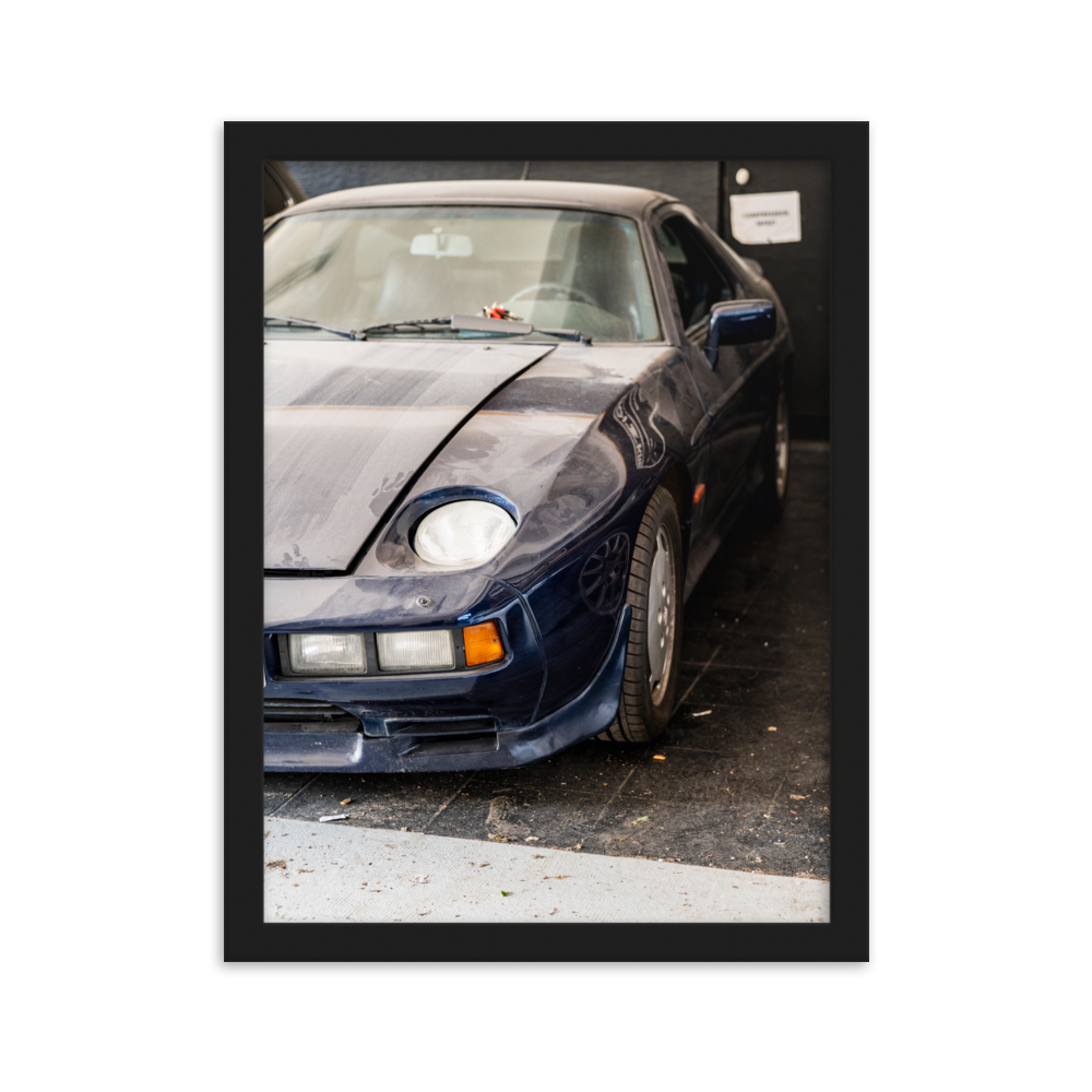 Poster d'une photographie d'une Porsche 928 poussiéreuse stationnée dans un coin discret.