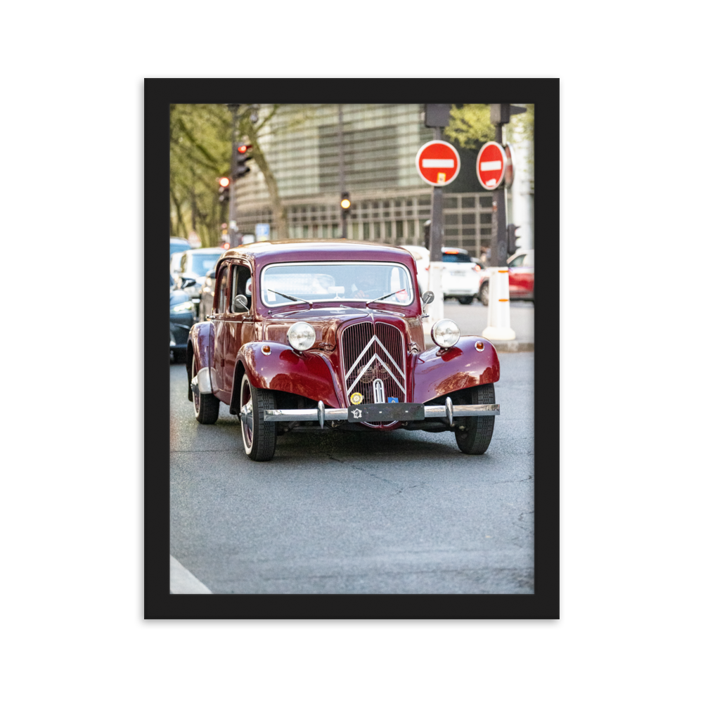 Poster de photographie d'une Citroën Traction Avant bordeaux stationnée dans les rues de Paris, près de l'Institut du Monde Arabe.