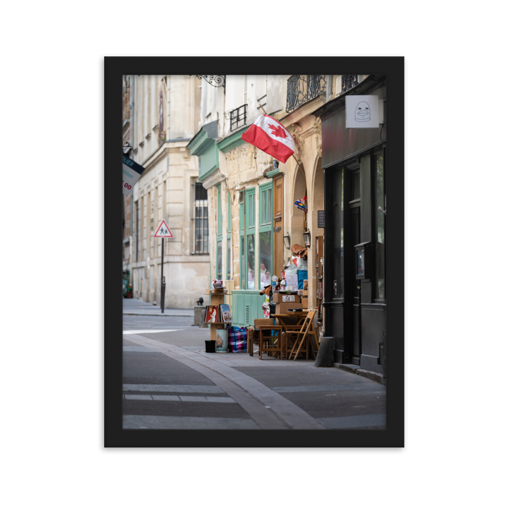 Photographie de rue à Paris avec divers objets disposés comme dans un vide-grenier.