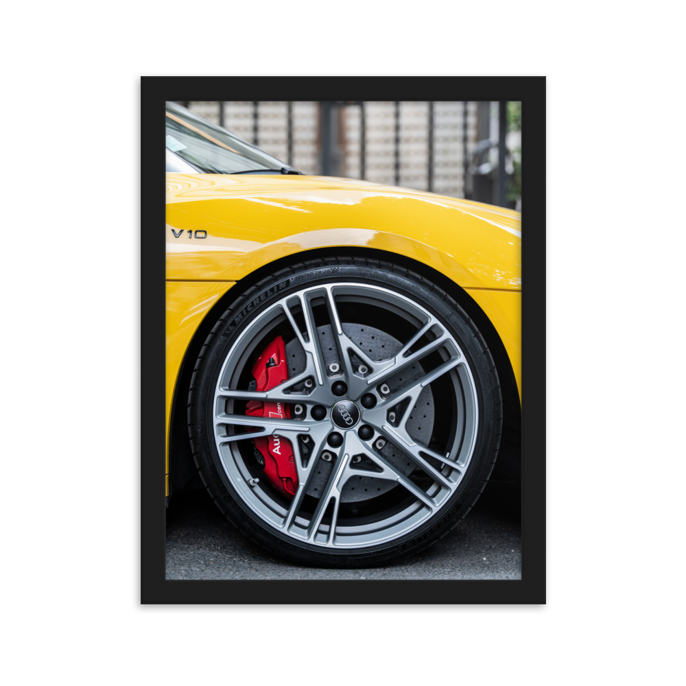 Poster de la photographie "Audi R8 V10 N03", mettant en évidence une jante de l'Audi R8 V10 de couleur jaune avec des freins en céramique.