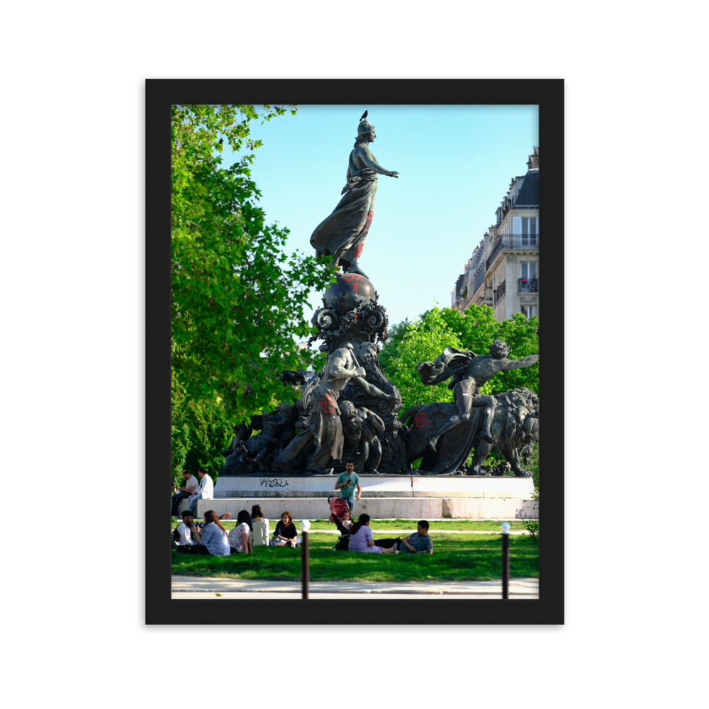 Poster de la photographie "Triomphe de la République et Anarchie", illustrant des statues représentant les triomphes de la république, marquées par des symboles anarchistes et des dessins obscènes.