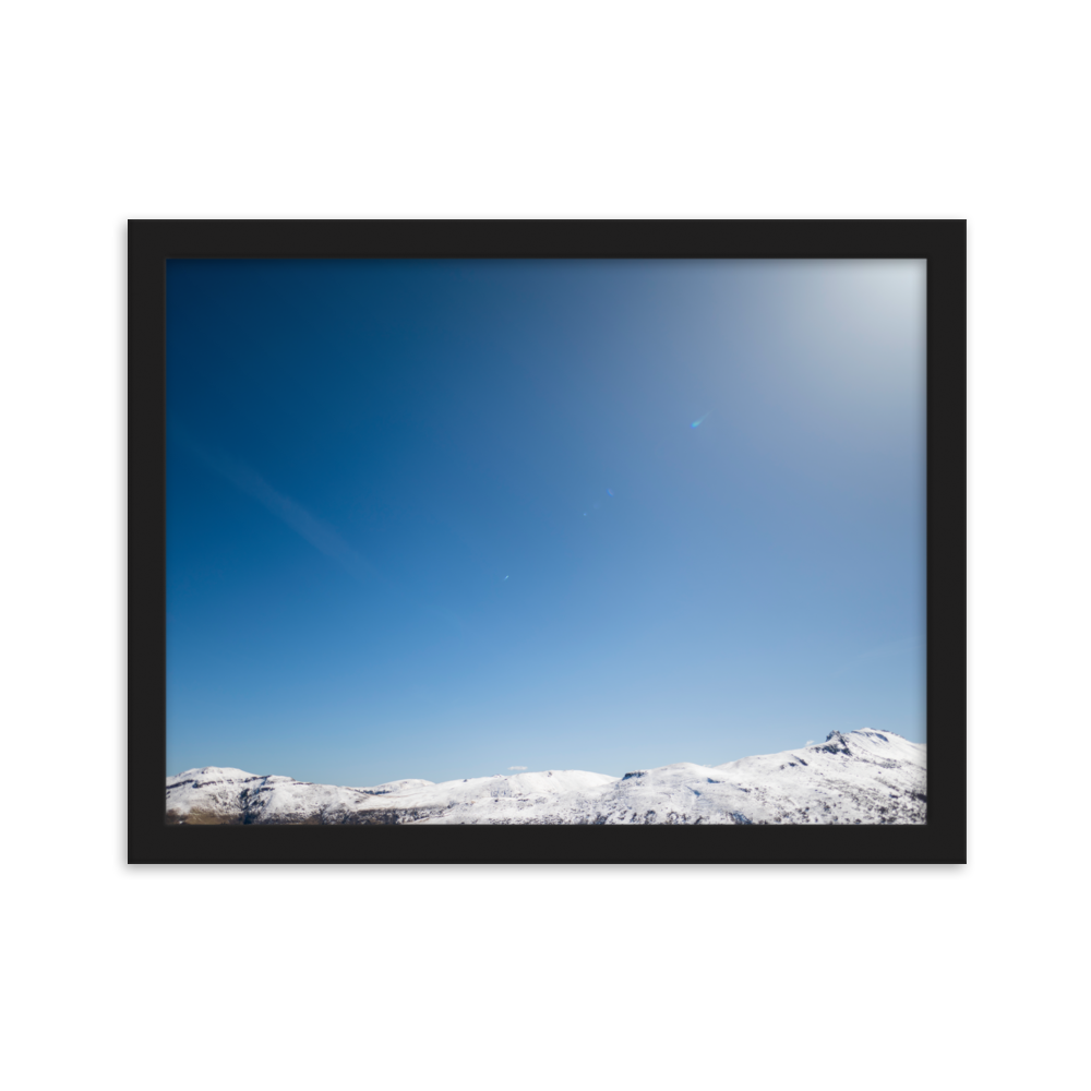 Poster de la photographie "Montagnes du Cantal N10", un vaste ciel bleu surplombant les montagnes enneigées du Cantal.