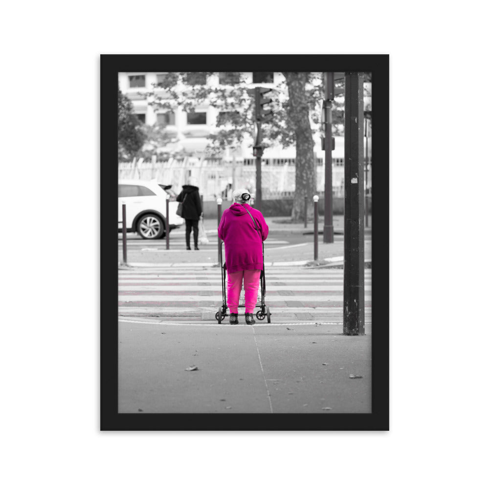 Pink Lady - Photographie de rue captivante mettant en valeur le rose - La Boutique du Poster
