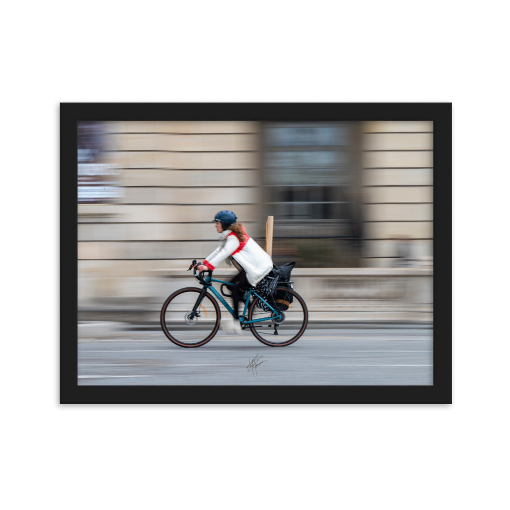 Cycliste en mouvement sur une rue urbaine avec un effet de filet, rendant l'arrière-plan flou et le sujet en nette mise au point.