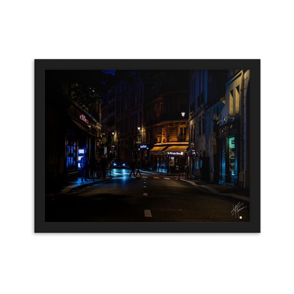 Photographie nocturne de la 'Rue Bonaparte' à Paris, capturant l'essence urbaine du 6ème arrondissement. Poster encadré et signé, reflétant le charme parisien authentique.