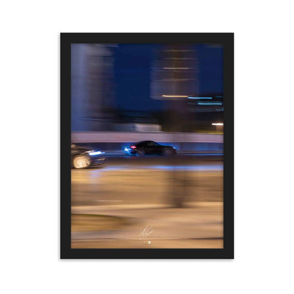 Photographie de la Place de l'Étoile capturant une Porsche au milieu de lumières floues de la circulation. La technique de pause longue crée un contraste saisissant entre mouvement et immobilité, illustrant l'effervescence parisienne.