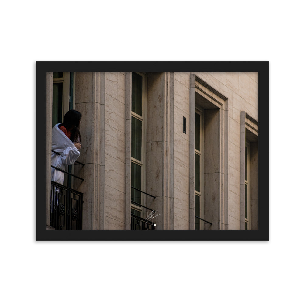 Photographie d'une femme s'étirant à sa fenêtre près des Champs Elysées, enveloppée d'une couverture, évoquant la sérénité des matins parisiens.