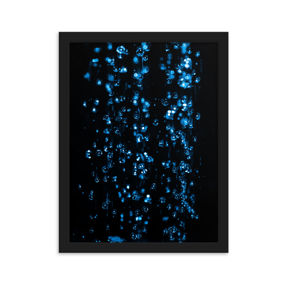 Photographie "L'eau" par Hadrien Geraci, gouttes d'eau bleues sur fond noir