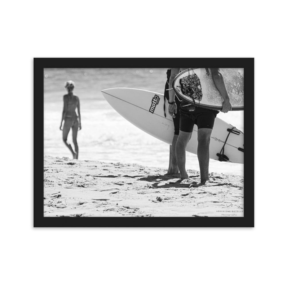 Poster encadré 'On the Beach Part 3' montrant un surfeur et une silhouette féminine sur une plage ensoleillée, photographié par Veronique Botella.