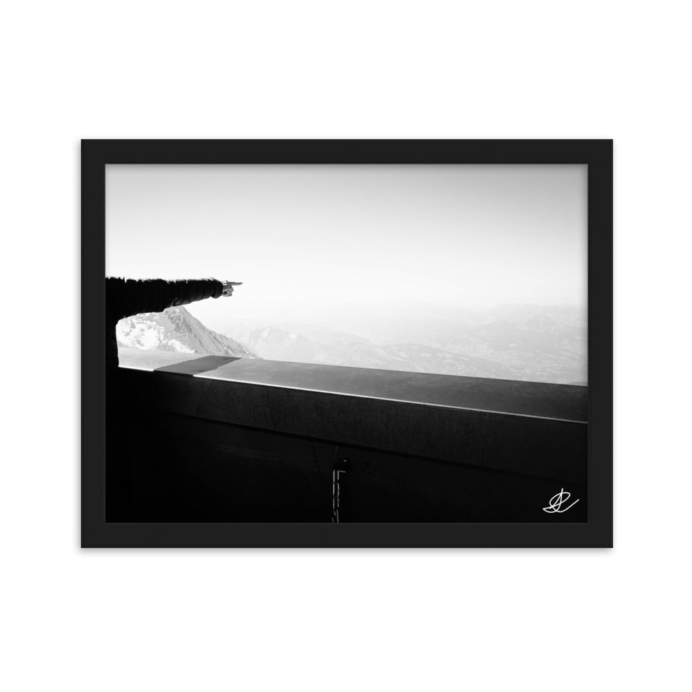 Photographie 'Au-delà de l'Horizon' par Ilan Shoham, capturant une silhouette face à des montagnes embrumées, symbolisant la contemplation et l'aventure.